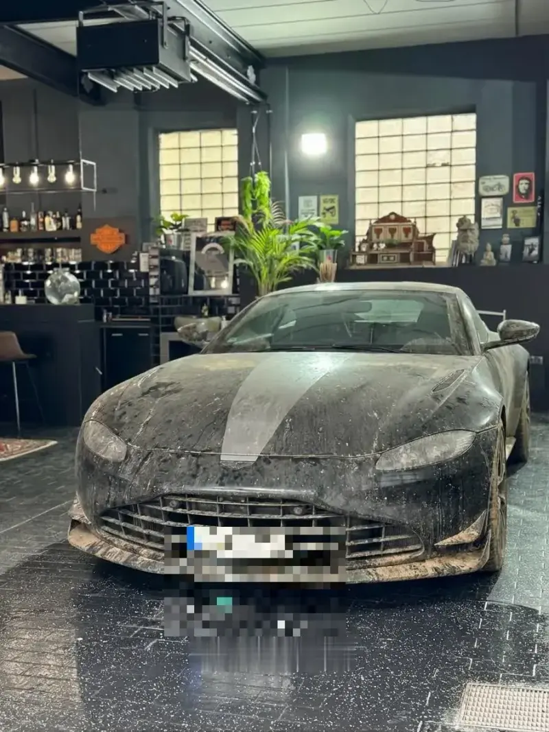 Vor Aufbereitung – Aston Martin verschmutzt