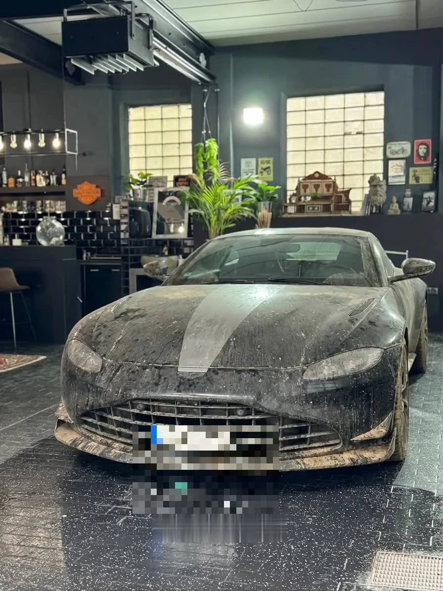 Vor Aufbereitung – Aston Martin verschmutzt