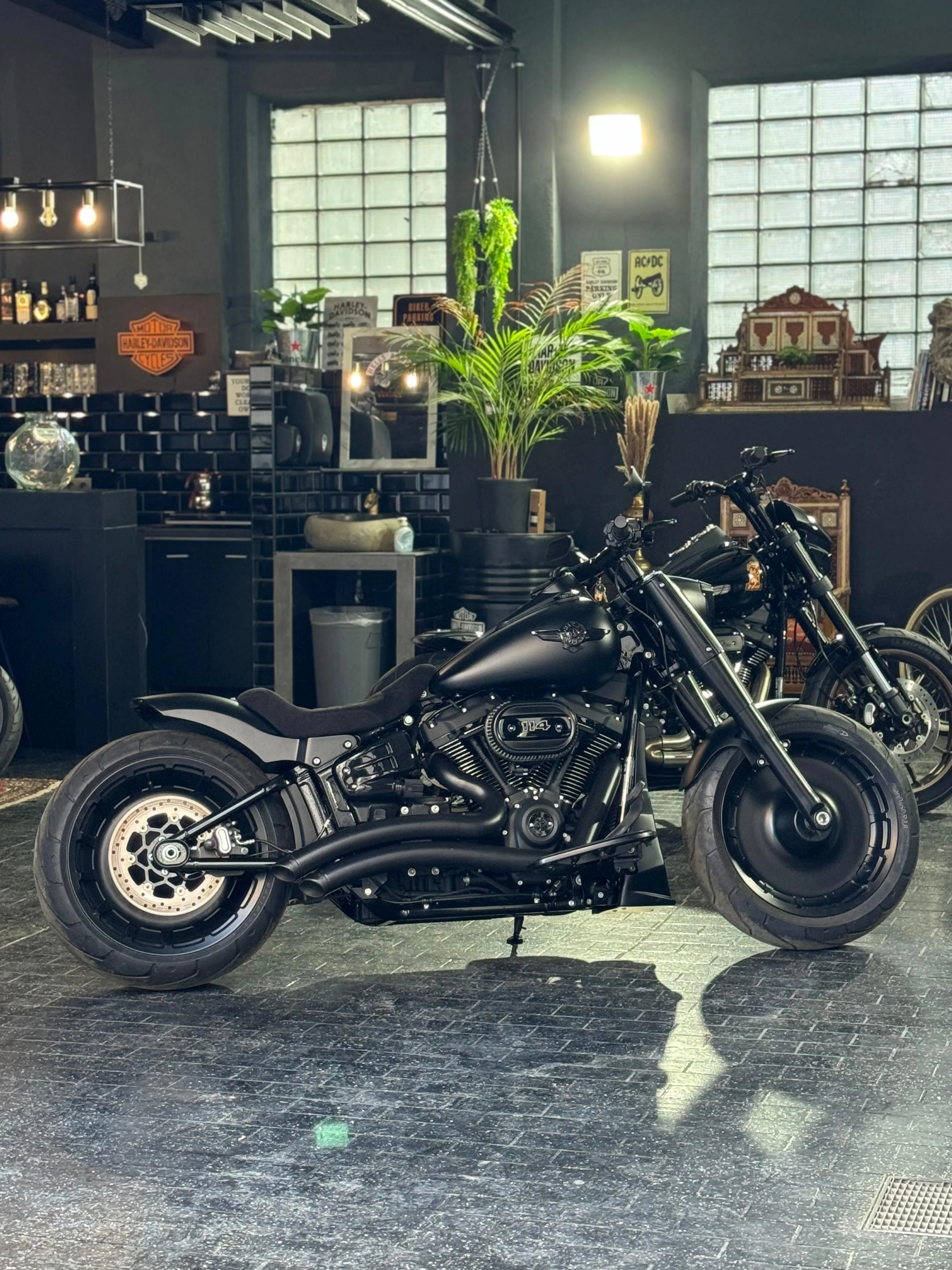 Harley Fat Bob · Garage